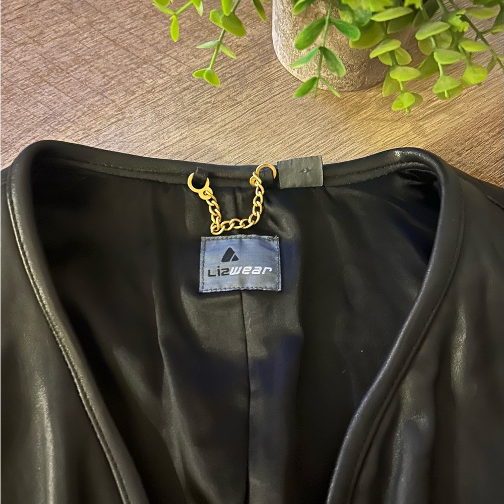 Elegant Black Leather Jacket - Picture 2 of 8